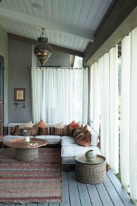 Idée de salon tendance marocain avec matelas coussins