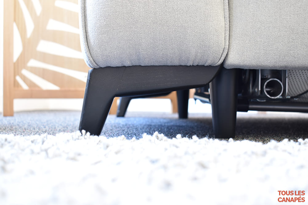 canape_leeds_pieds_bois_marque_mecazza_touslescanapes.com Pieds en bois incurvés pour un style scandinave du canapé Leeds de Mecazza - Touslescanapes.com