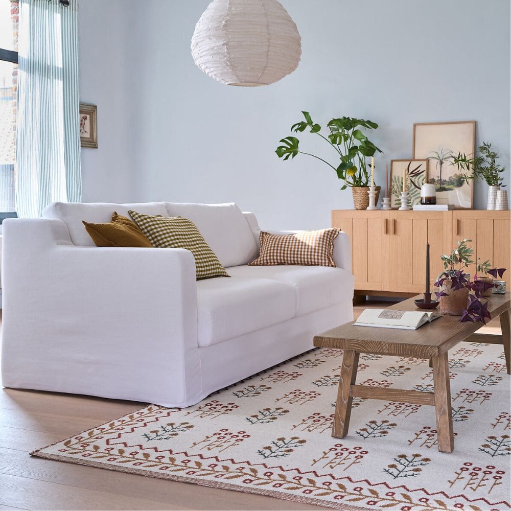 Canapé Linetto La Redoute en écru dans beau salon cosy