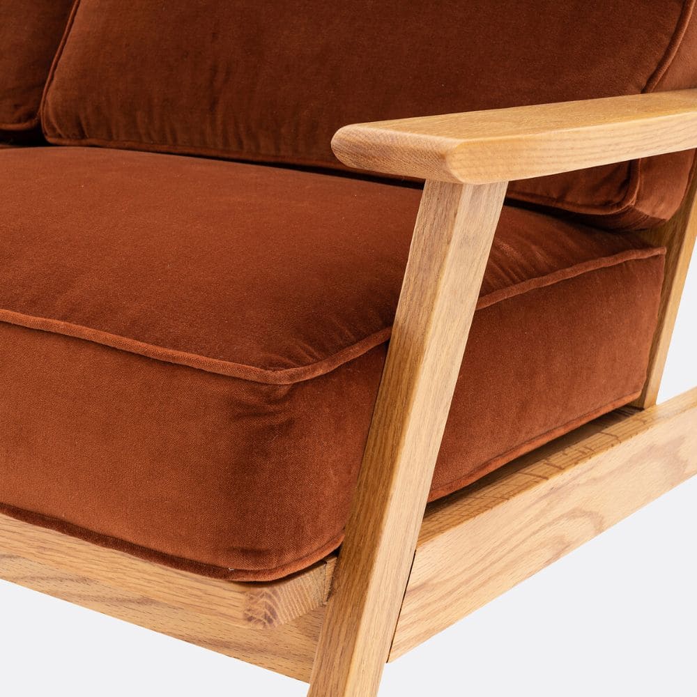 canape-wotford-la-redoute-touslescanapes.com (7) Accoudoir en bois du canapé Watford scandinave La Redoue en velours terracotta