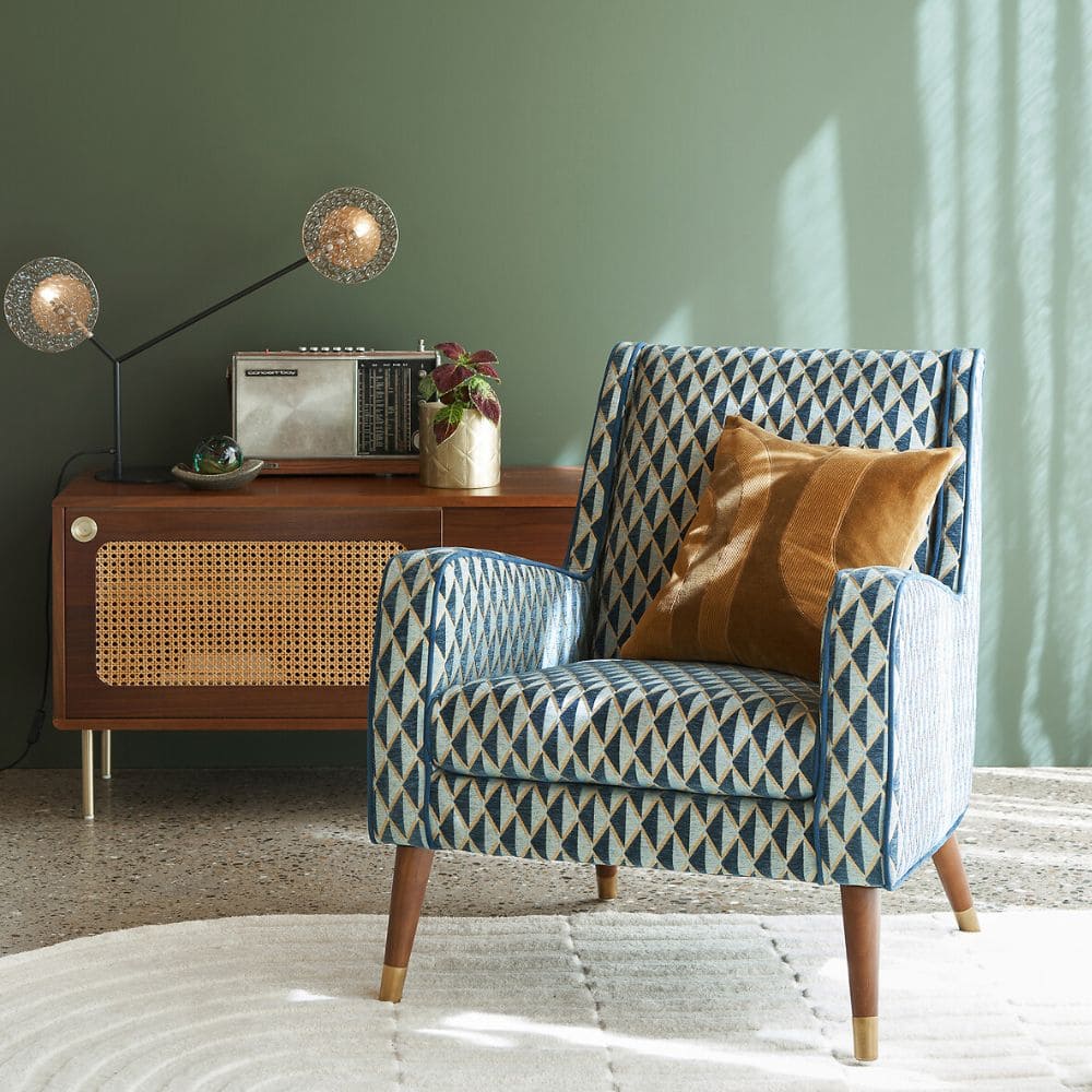 Fauteuil Y La Redoute dans salon vintage 