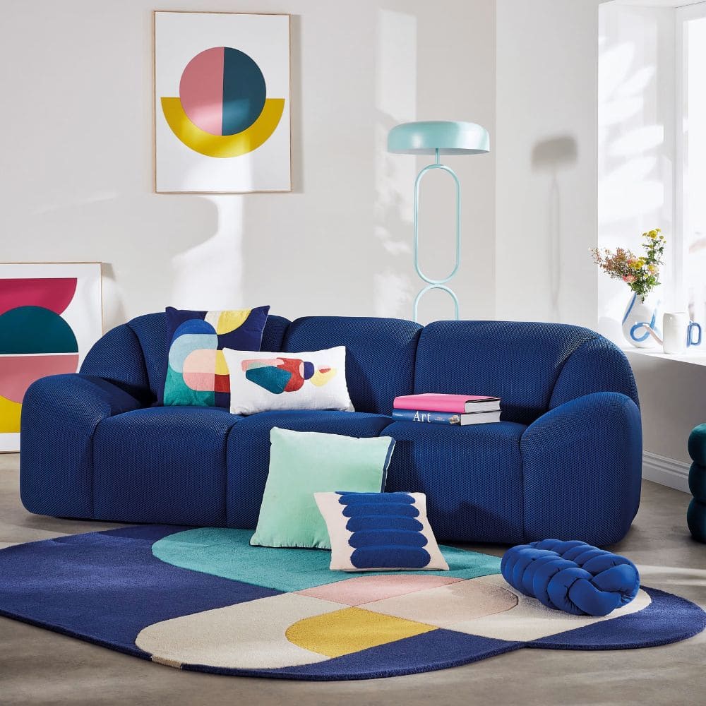 canape-play-maisons-du-monde-touslescanapes (6) Le canapé Play Maisons du Monde en bleu flashy dans un salon cosy