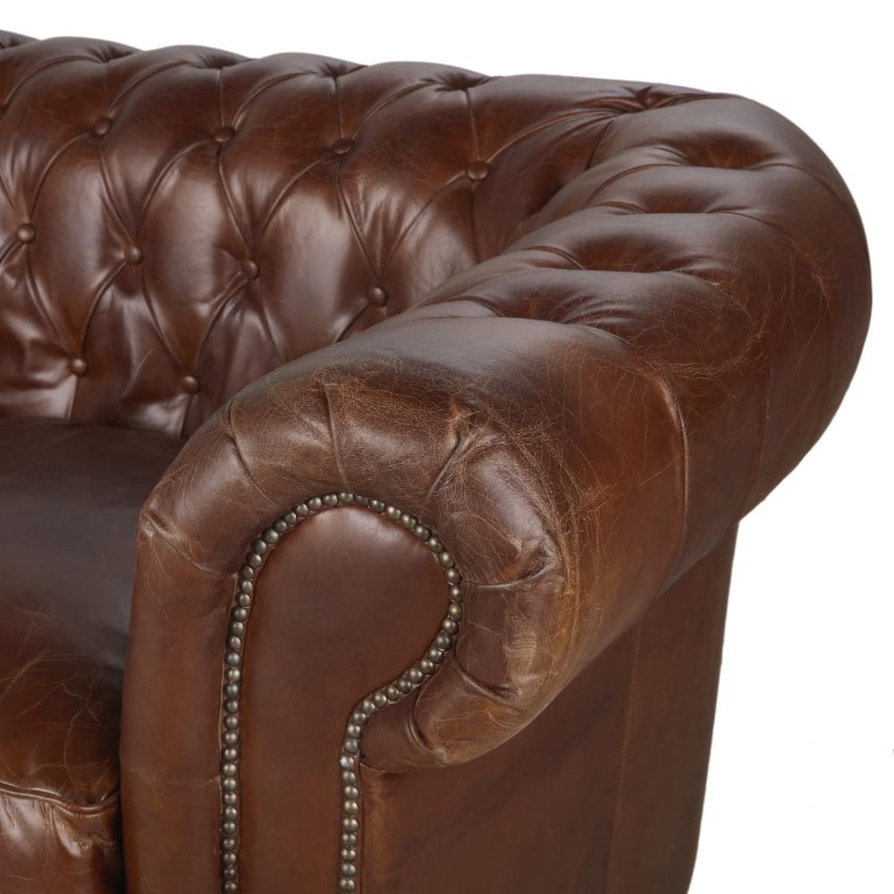 canape-chesterfield-maison-du-monde-touslescanapes (4) Accoudoir capitonné du canapé Chesterfield Maison du Monde