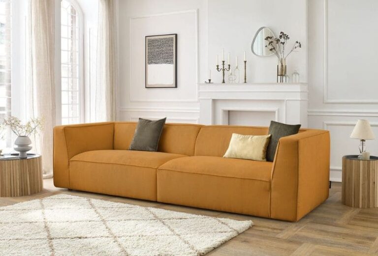 Canapé Molière Bobochic jaune 3 places dans un salon cosy avec tapis berbère - Touslescanapes