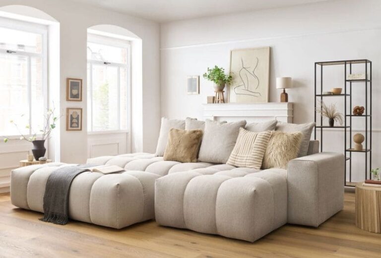 Canapé Mont Blanc Bobochic avec pouf dans un salon clair et cosy