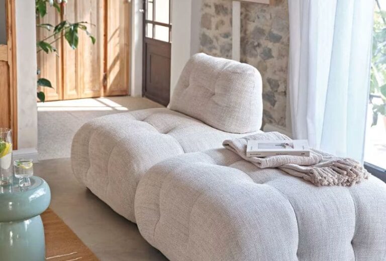 Canapé Pump Maison du Monde capitonné dans salon chic