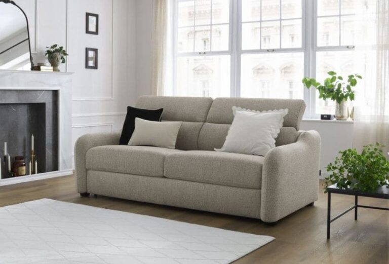 Canapé Jacob Bobochic dans beau salon lumineux avec tapis cosy