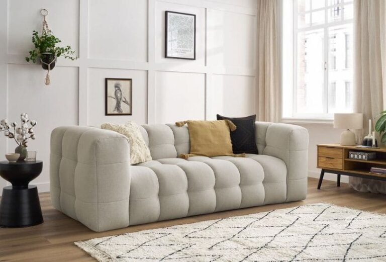 Canapé Cloud de Bobochic capitonné style nuage dans beau salon cosy