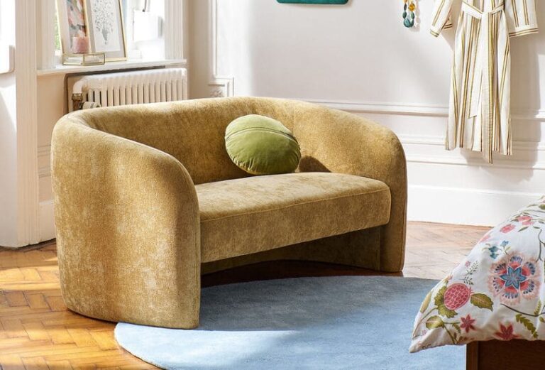 Canapé Landine La Redoute arrondi dans beau salon chic - Touslescanapes