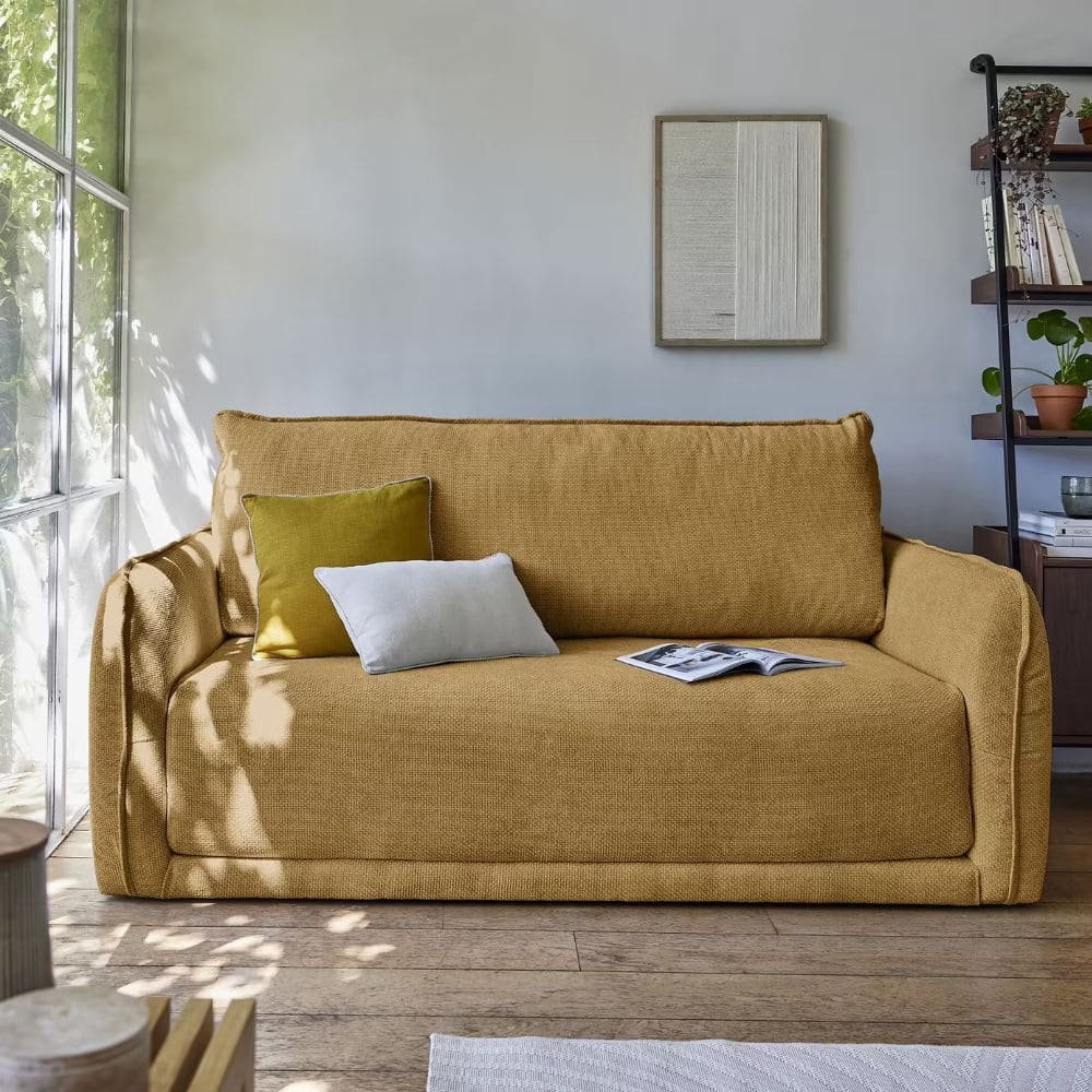 Canapé Leo Alinea en jaune dans salon luminueux