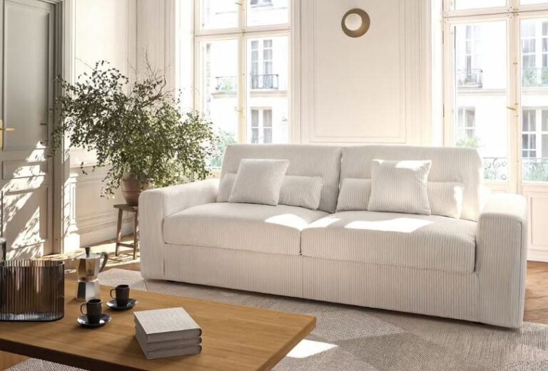 Canapé Piuma Alinea en velours côtelé beige dans beau salon