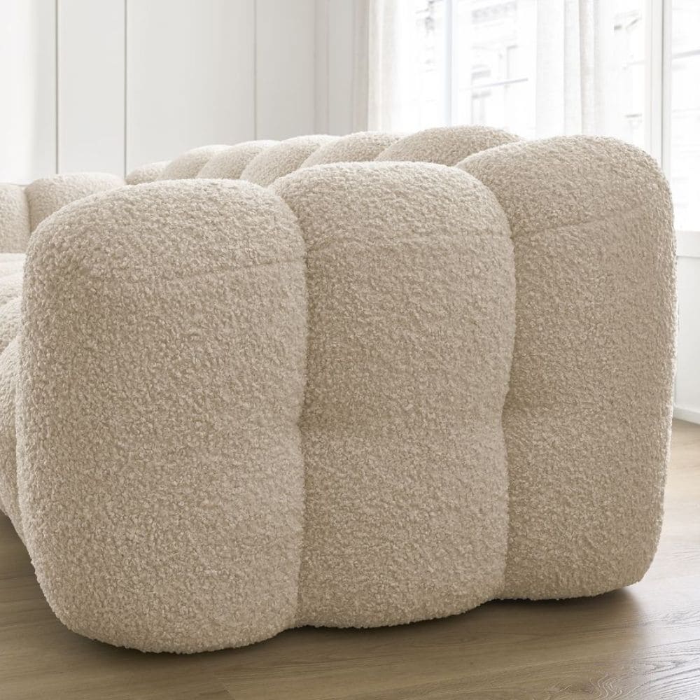 Accoudoirs arrondi et cosy du canapé Hippolyte Bobochic capitonné 