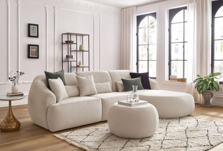 Canapé d'angle fixe ALESIA avec pouf tissu chiné de Bobochic dans beau salon - Par Tous les Canapés