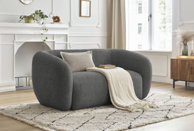 Canapé 2 places Celine Bobochic arrondi et dans beau salon chic et cosy - Par Tous les Canapés