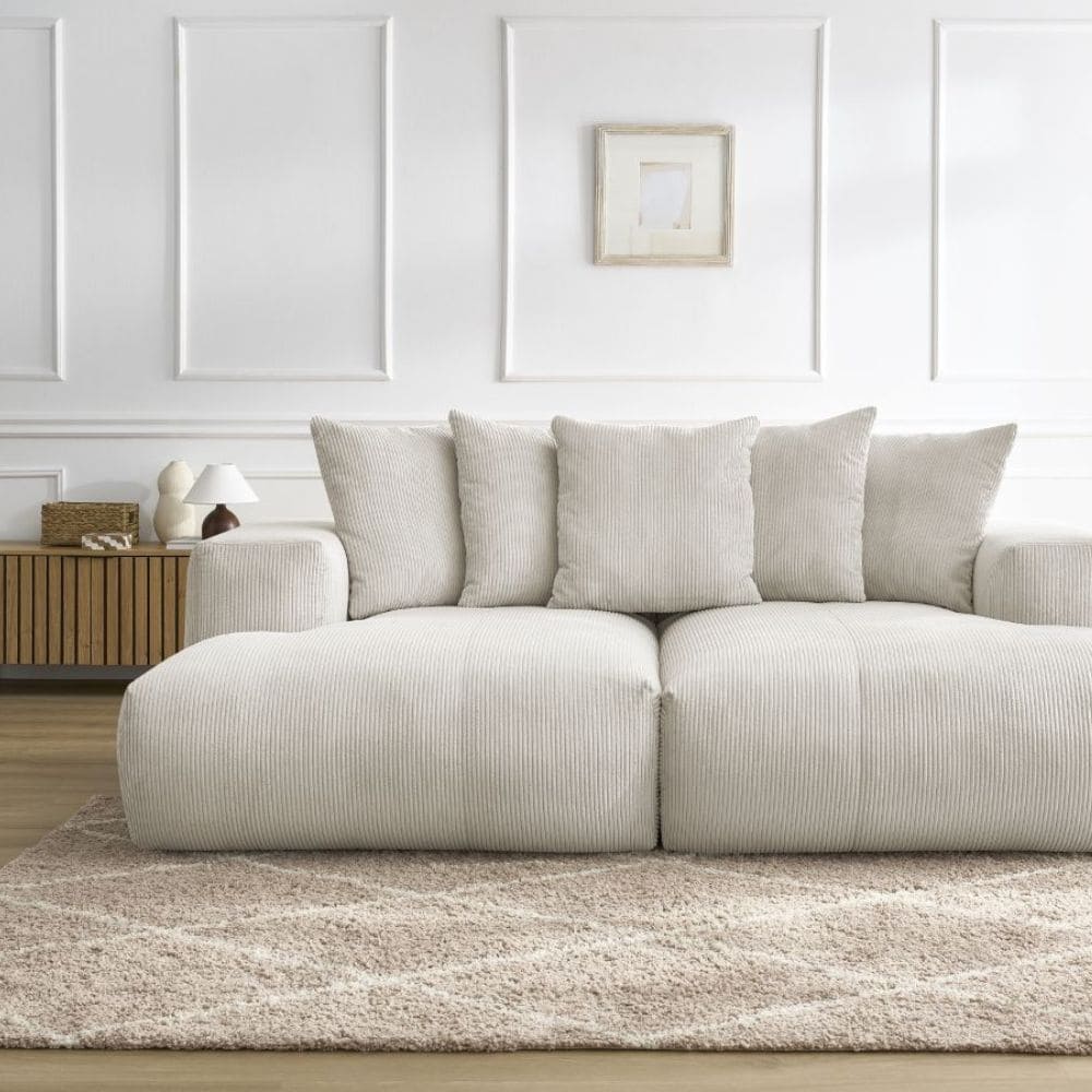 Canapé Voltaire Bobochic en vcelours côtelé beige dans beau salon 