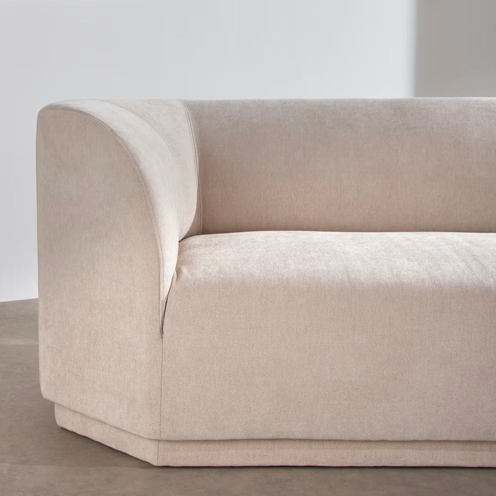 Accoudoir arrondi du canapé bas Gaspard dans salon 