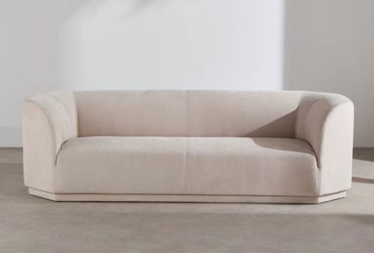 Canapé Gaspard Maisons du Monde beige dans salon clair - Touslescanapes