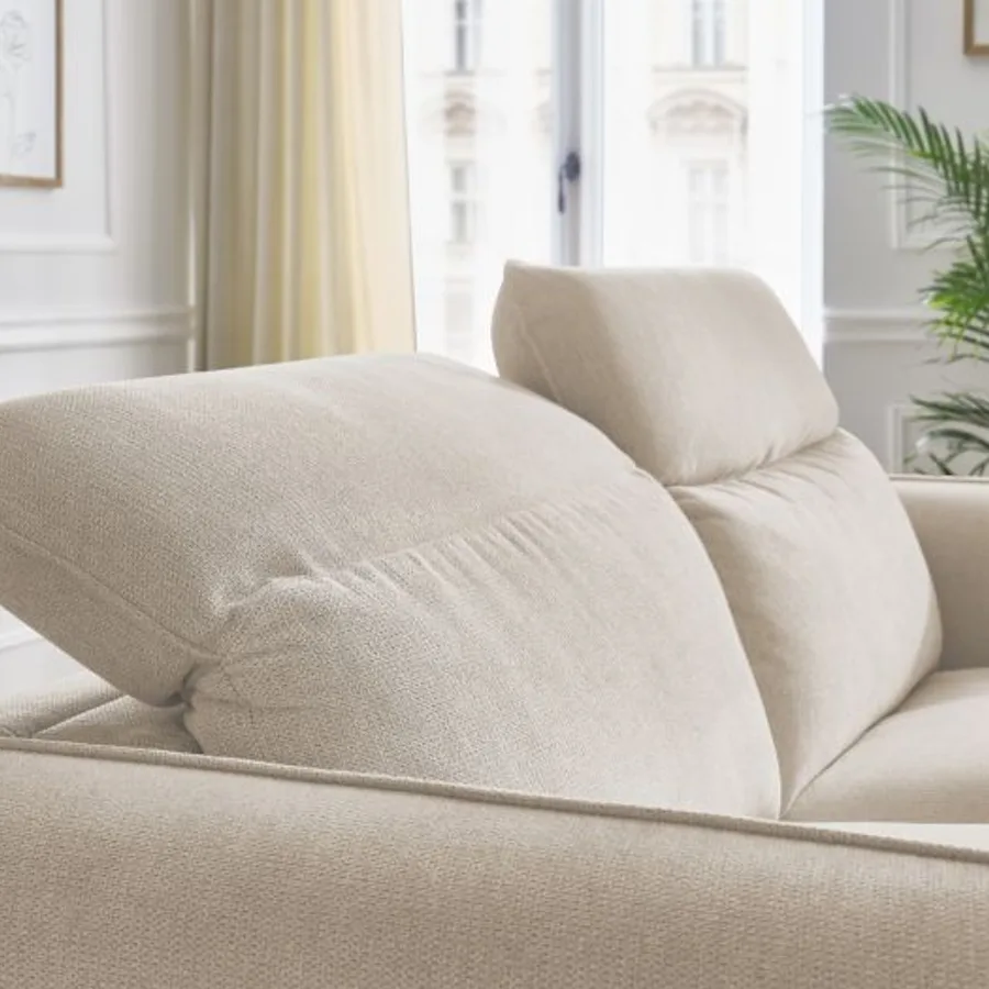 Gros plan du dossier et des coussins en tissu beige du canapé Achille.