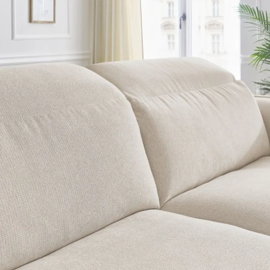 Gros plan des deux coussins de dossier beige en tissu du canapé Achille.