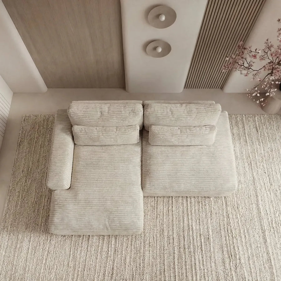 Vue de dessus du canapé Agathe avec son angle et sa méridienne en tissu beige.