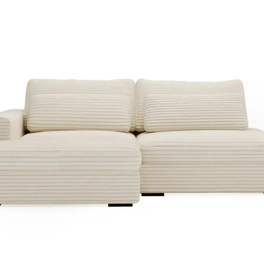 Canapé Agathe d'angle vu de face avec accoudoirs latéraux en tissu beige.