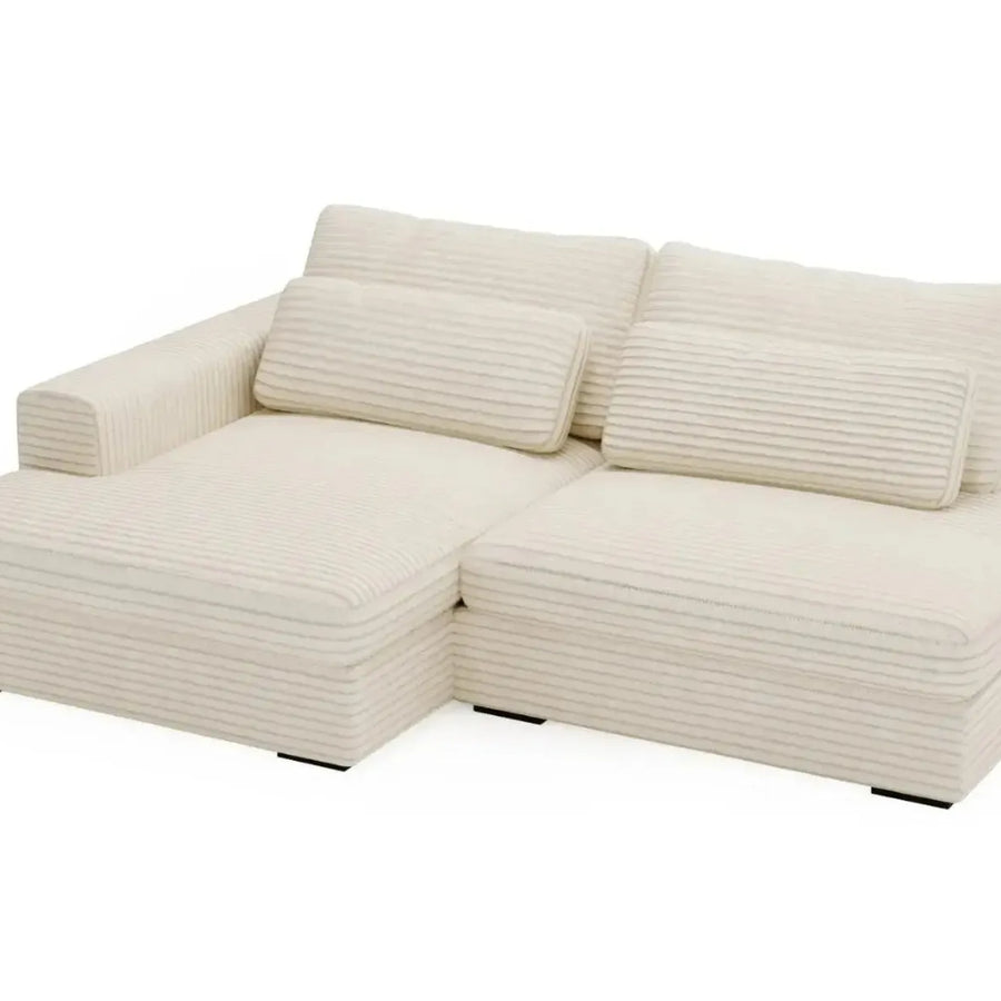 Canapé Agathe d'angle vu de face, en tissu beige avec coussins de dossier.