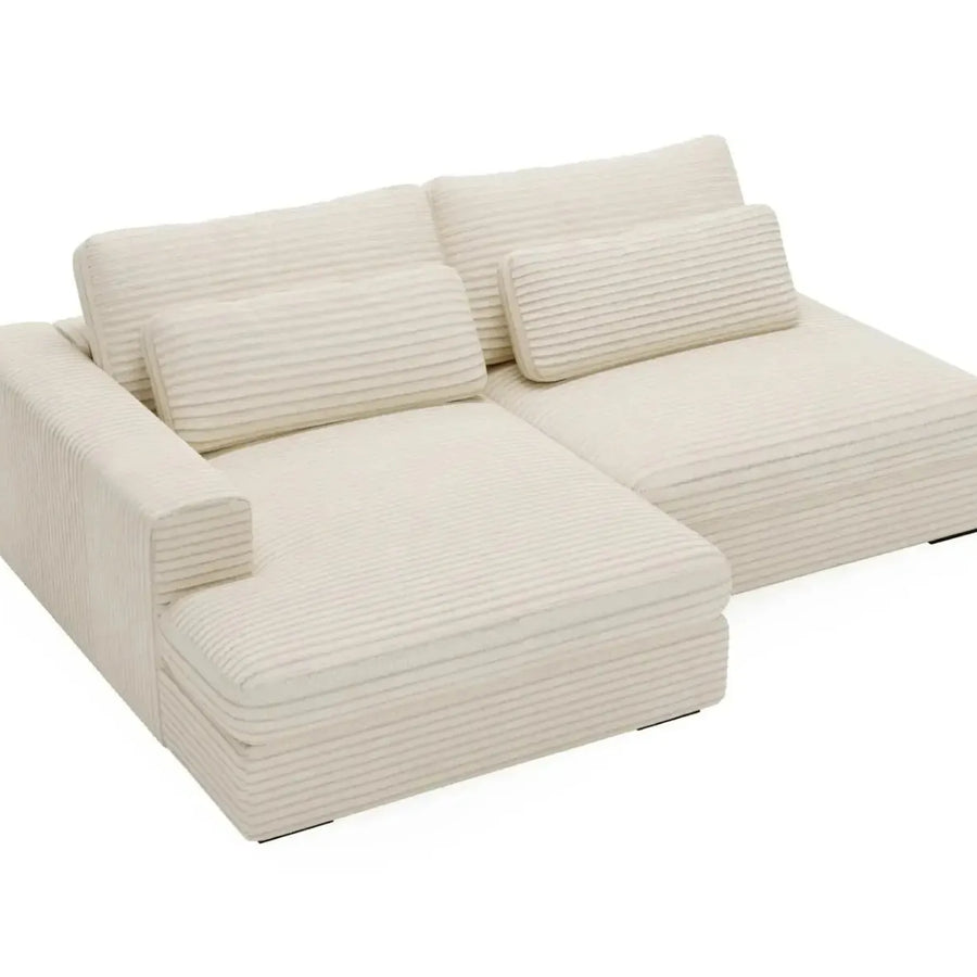 Canapé Agathe d'angle vue de trois quarts avec sa méridienne en tissu beige.