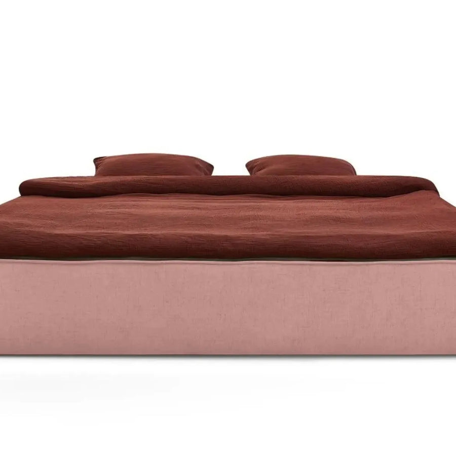 Canapé Ambre convertible déplie montrant le matelas gris foncé et coussins assortis