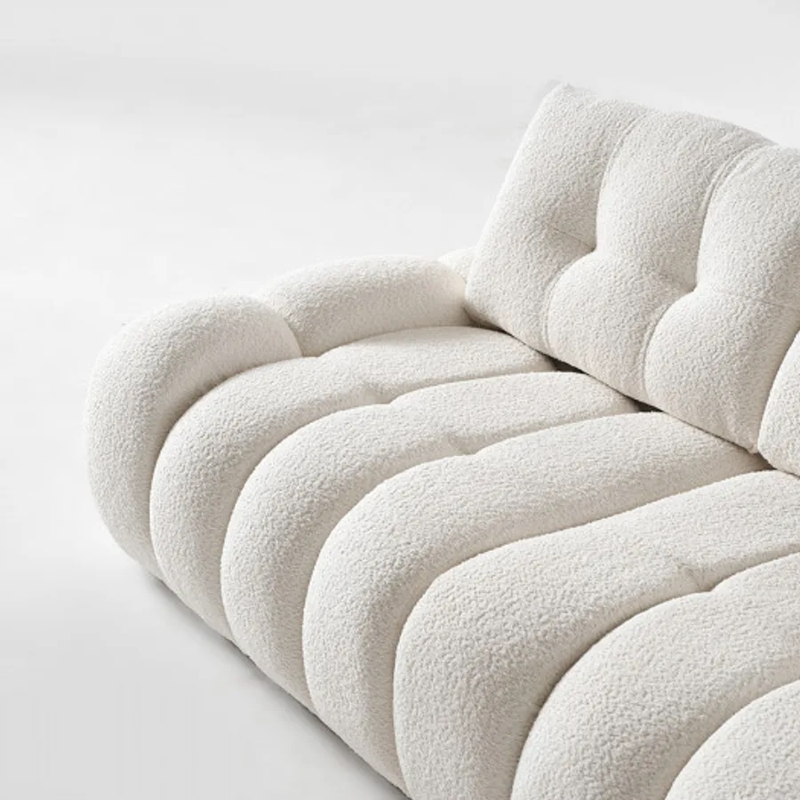 Gros plan du tissu blanc du canapé Apollon, montrant la texture bouclette gonflée.