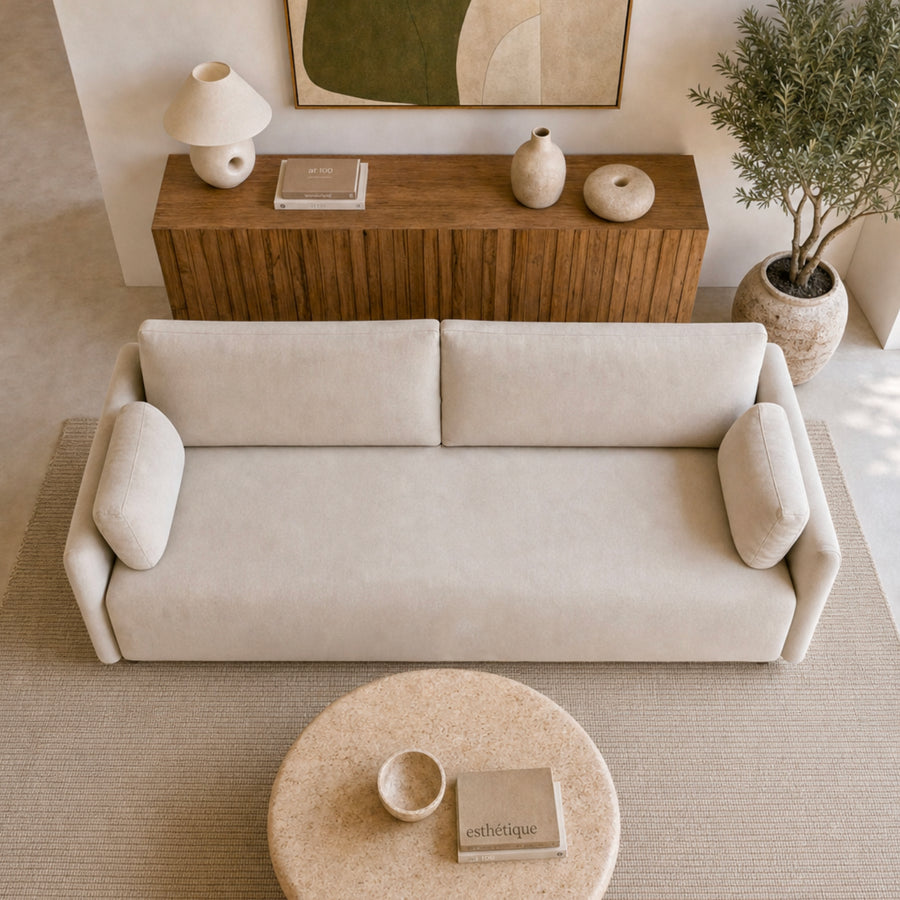 Vue de dessus du canapé Axelle beige avec table basse ronde.