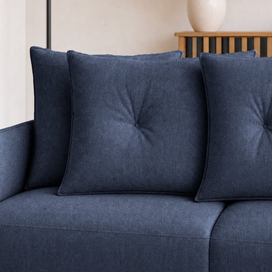 Gros plan sur les coussins de dossier du canapé Bandol en tissu bleu foncé avec surpiqûres.
