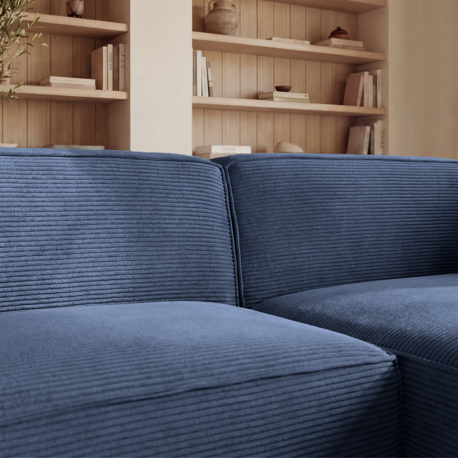 Détail des coutures et du tissu côtelé bleu des assises du canapé Basil