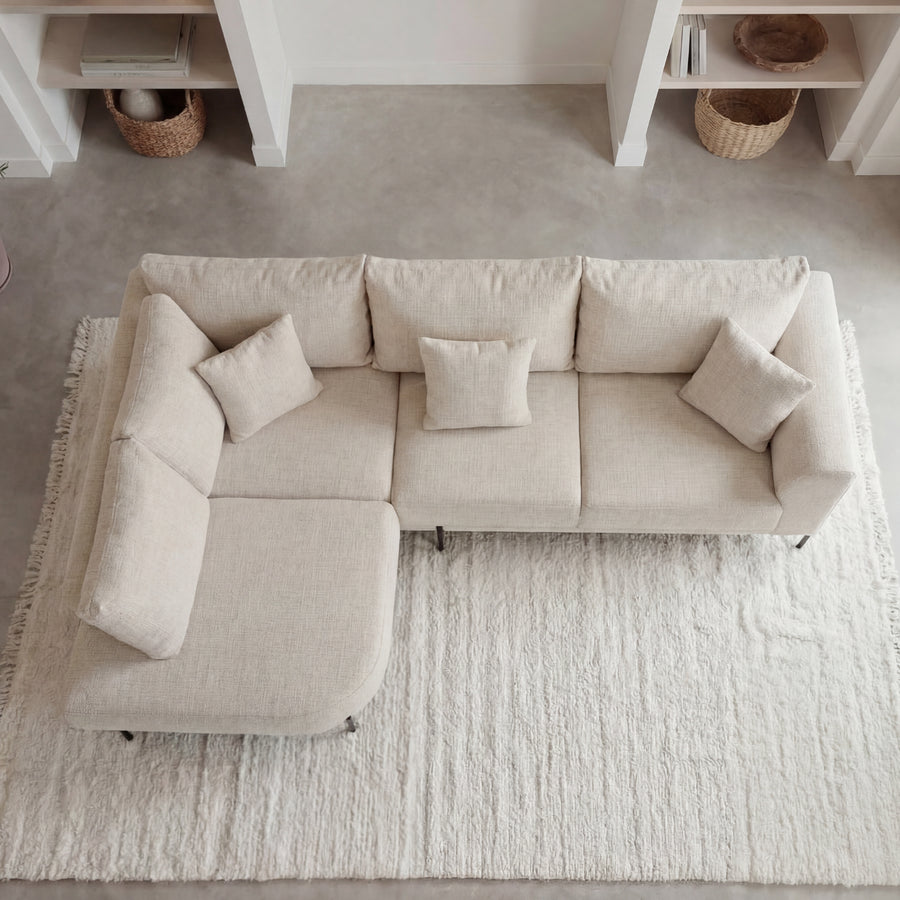 Vue de dessus du canapé Bianca d'angle en beige avec son tapis de sol blanc.