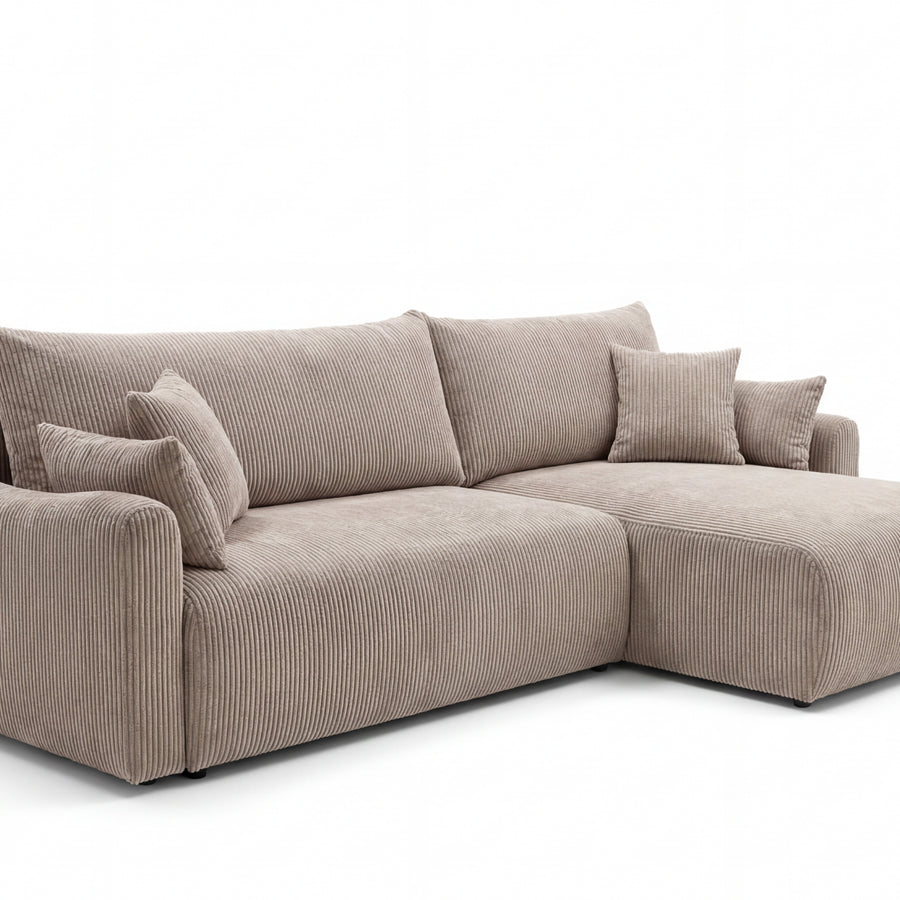Canapé Boria angle beige côtelé vu de face sur fond blanc, méridienne à droite.