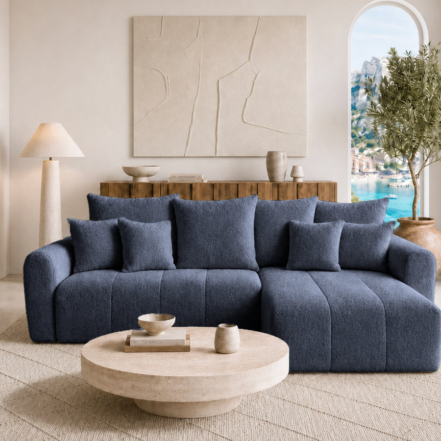 Canapé Cassis bleu foncé modulé en tissu, configuration angle, salon blanc avec vue mer