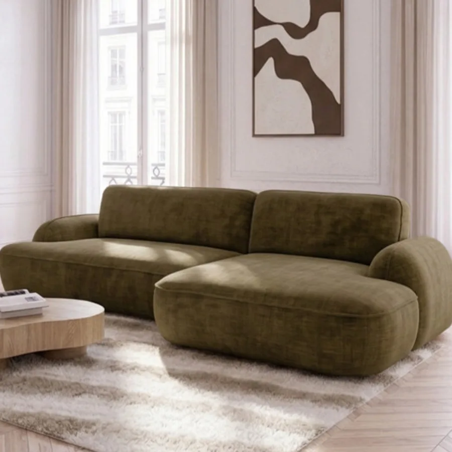 Canapé Céleste angle en velours kaki dans salon classique avec table basse bois