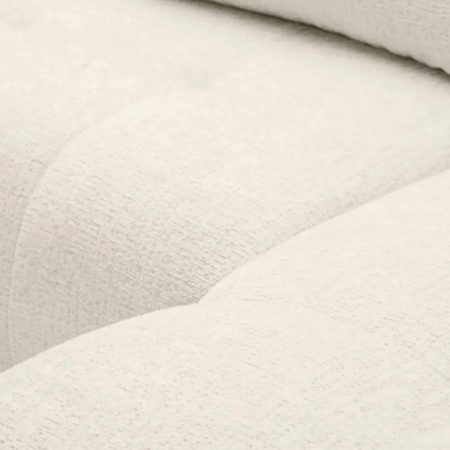 Gros plan du revêtement tissu gris clair du canapé Céline montrant sa texture et ses coutures