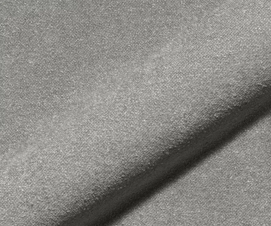 Gros plan du tissu gris chiné structuré, avec un pli et une ombre diagonale.