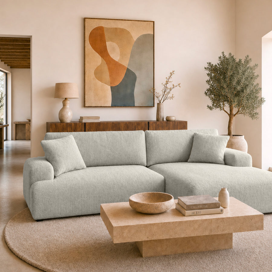 Canapé Elias angle beige, salon blanc minimaliste avec table basse en bois naturel