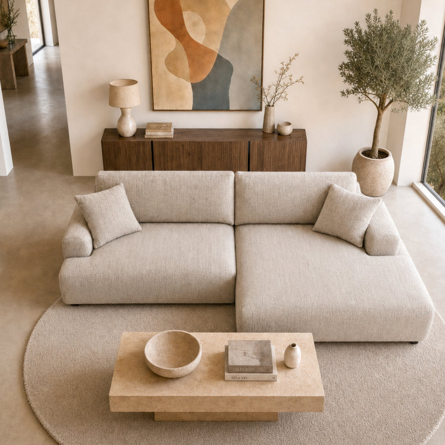 Canapé Elias angle beige clair dans un salon moderne avec vue paysage en arrière-plan