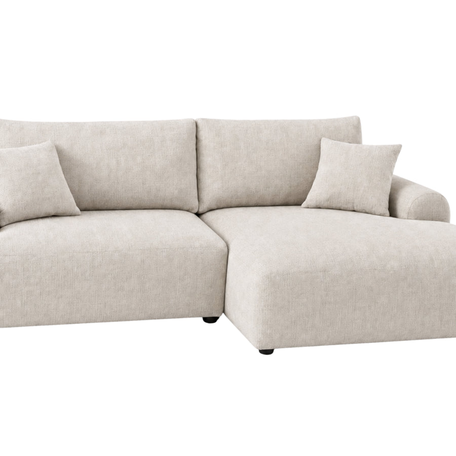 Canapé Elias angle beige en tissu, vue de face avec coussins et accoudoirs arrondis