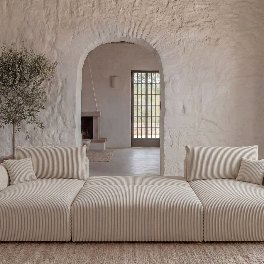 Canapé Elio panoramique en tissu beige, vue frontale, pieds noirs, portes ouvertes derrière