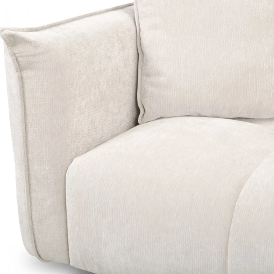 Gros plan des coussins et accoudoirs du canapé Harlem beige.