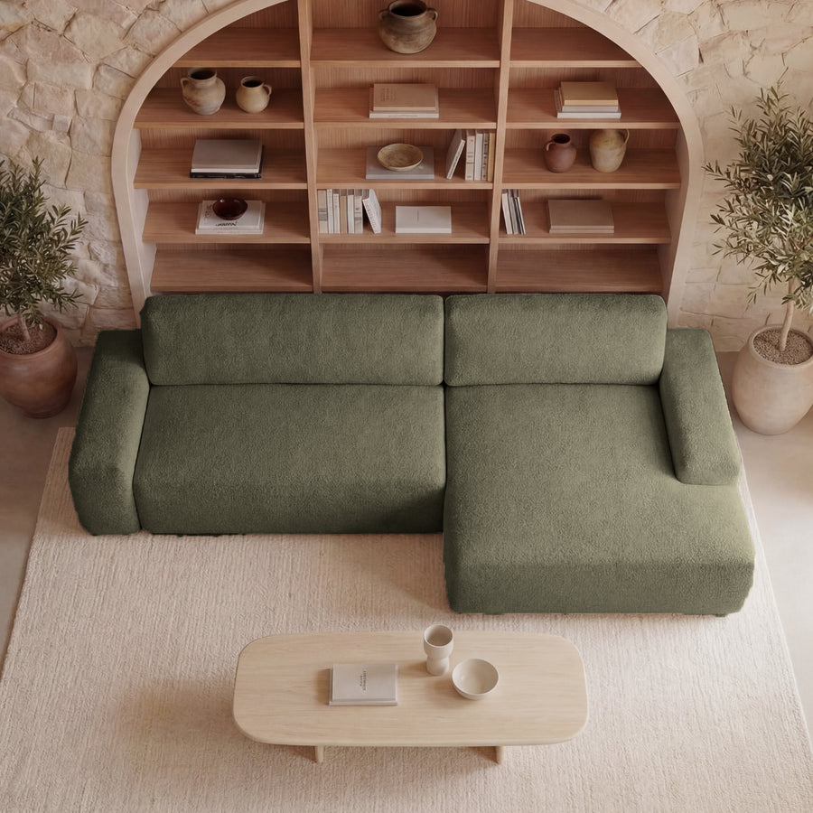Canapé Ivy d'angle en tissu vert gris, méridienne à droite, vue de dessus dans un salon.
