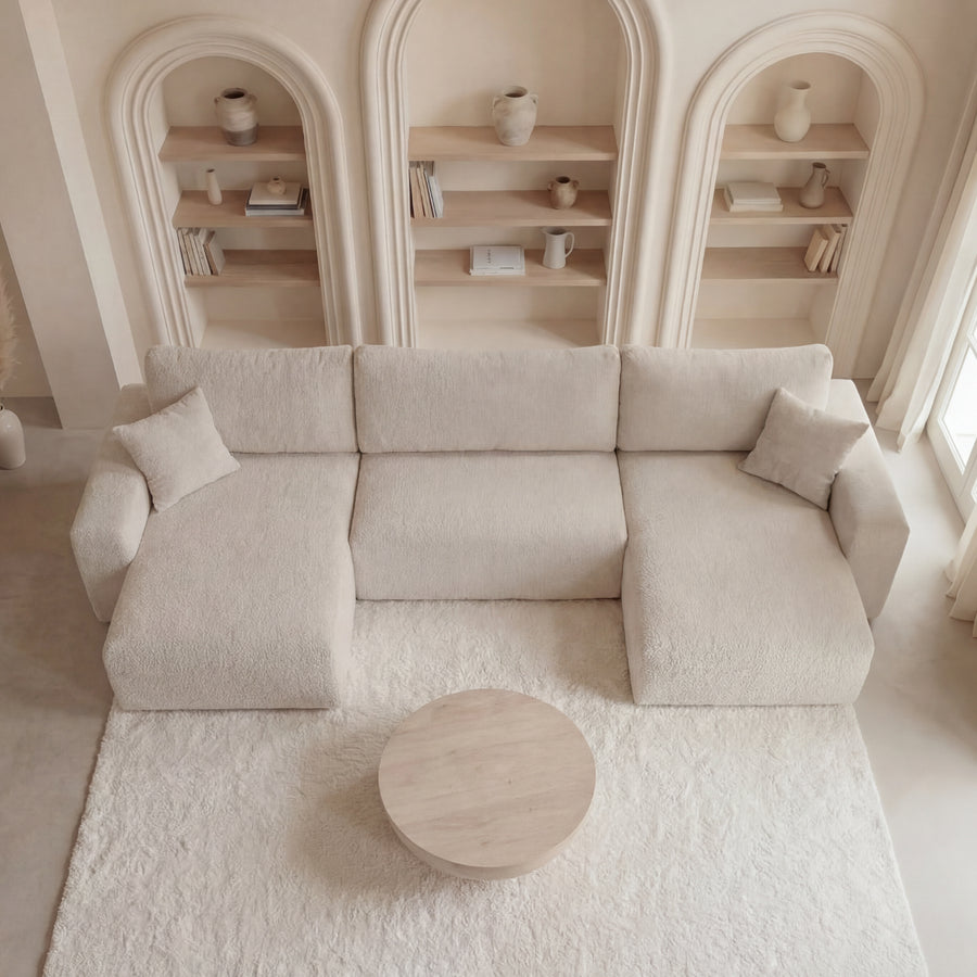 Vue de dessus du canapé Jella angle lin beige et table basse ronde.