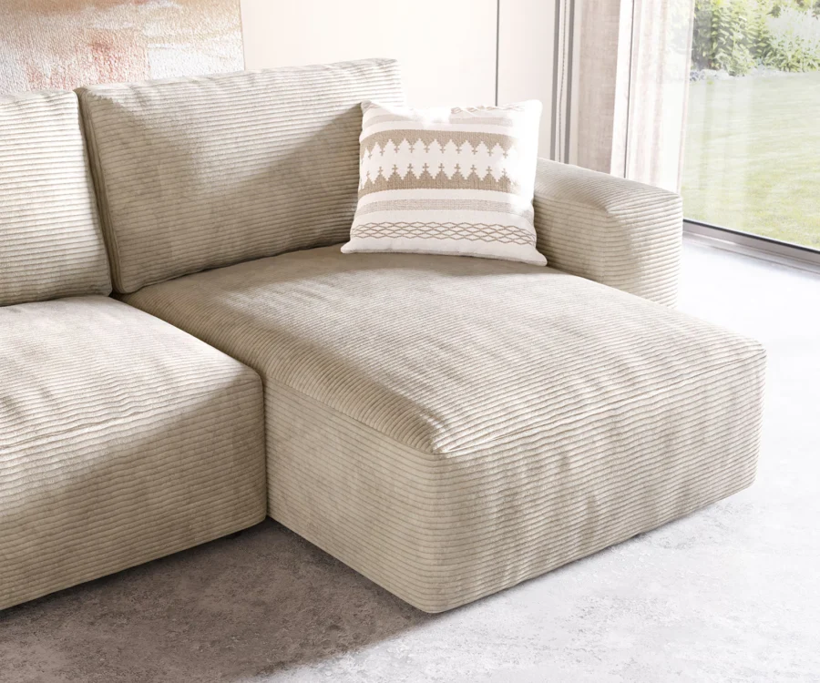 Gros plan de la méridienne droite et du dossier beige côtelé avec coussin décoratif.