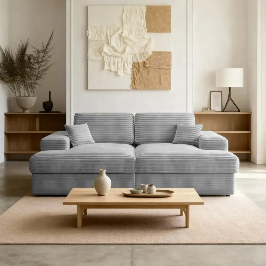 Canapé Lisbonne XL gris bleu en tissu rayé dans un salon lumineux avec mobilier en bois naturel.