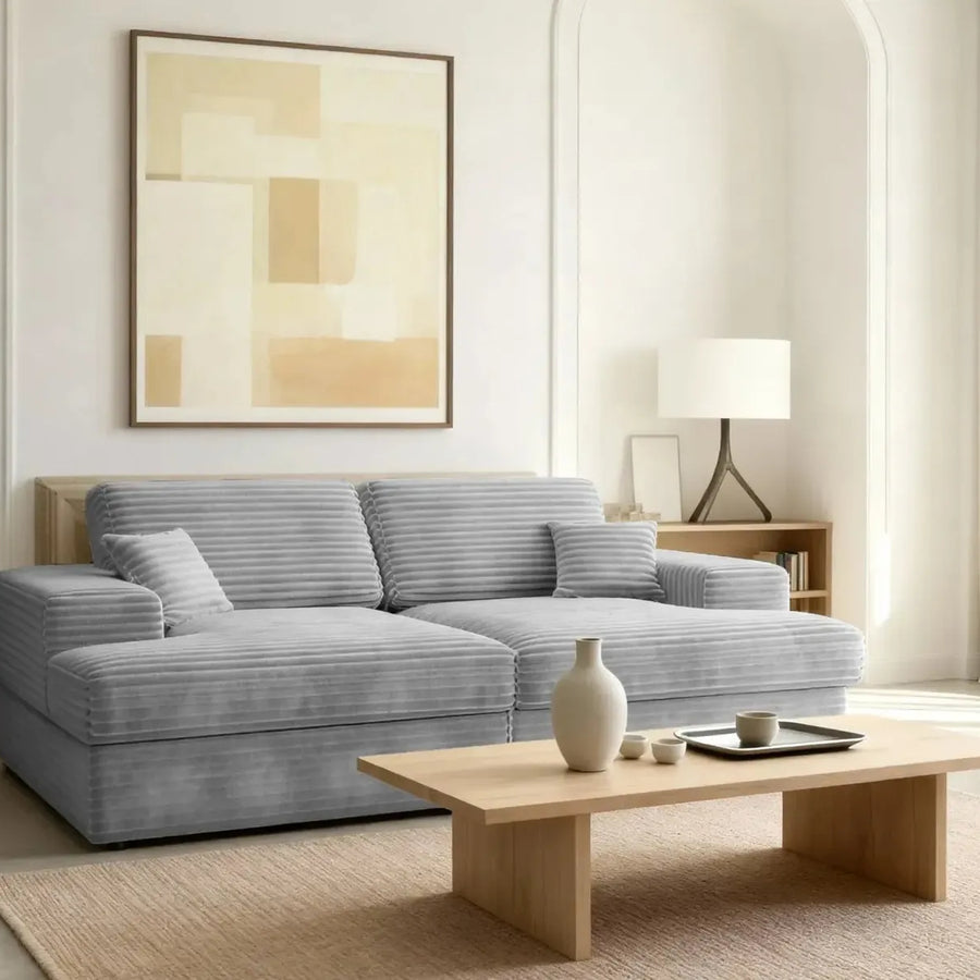 Canapé Lisbonne XL gris bleu en tissu rayé dans un salon blanc avec mobilier bois naturel.