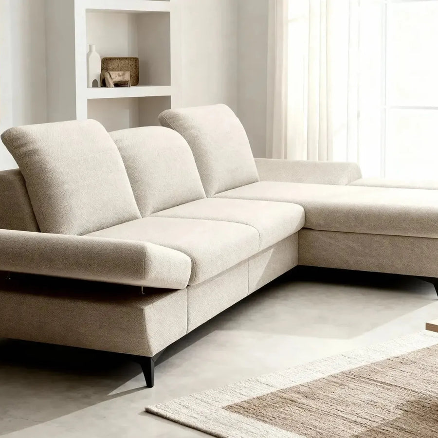 Canapé Livia beige d'angle avec méridienne vu de trois quarts sur tapis