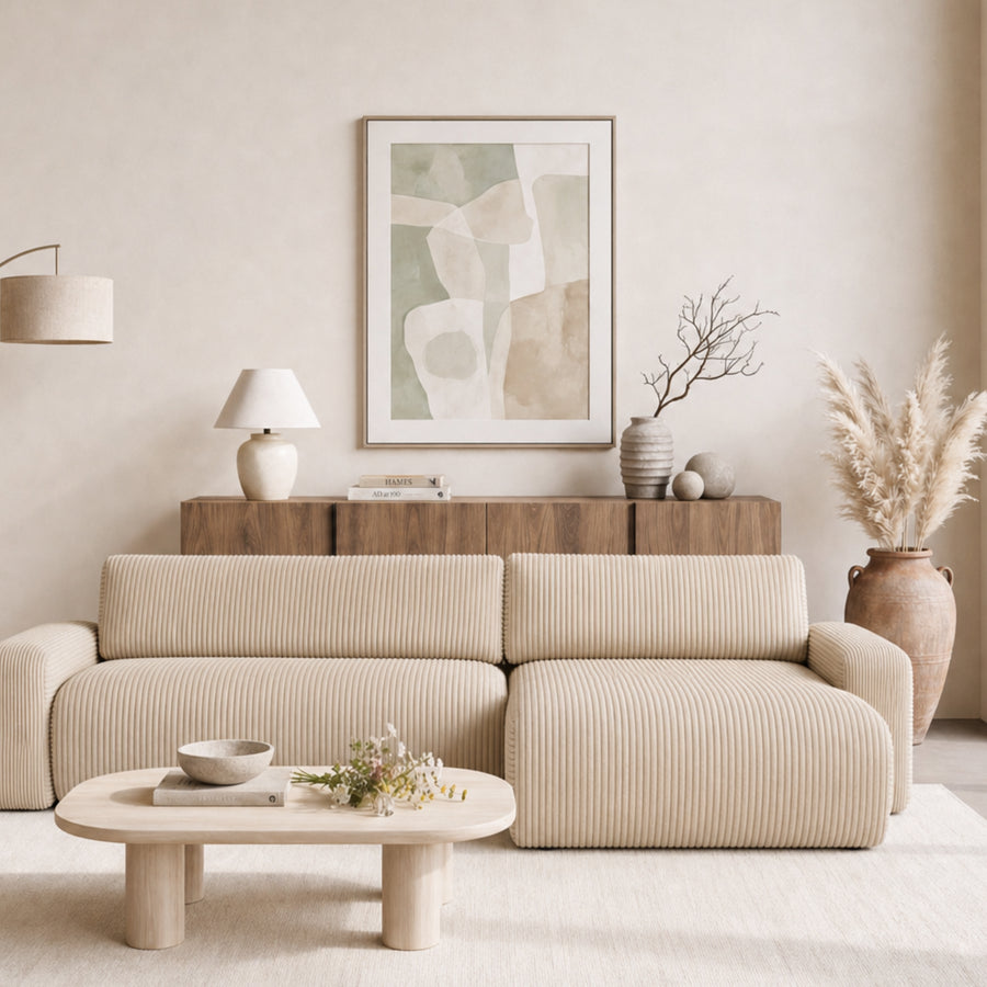 Canapé Lucie angle en tissu beige côtelé, méridienne à gauche, salon blanc